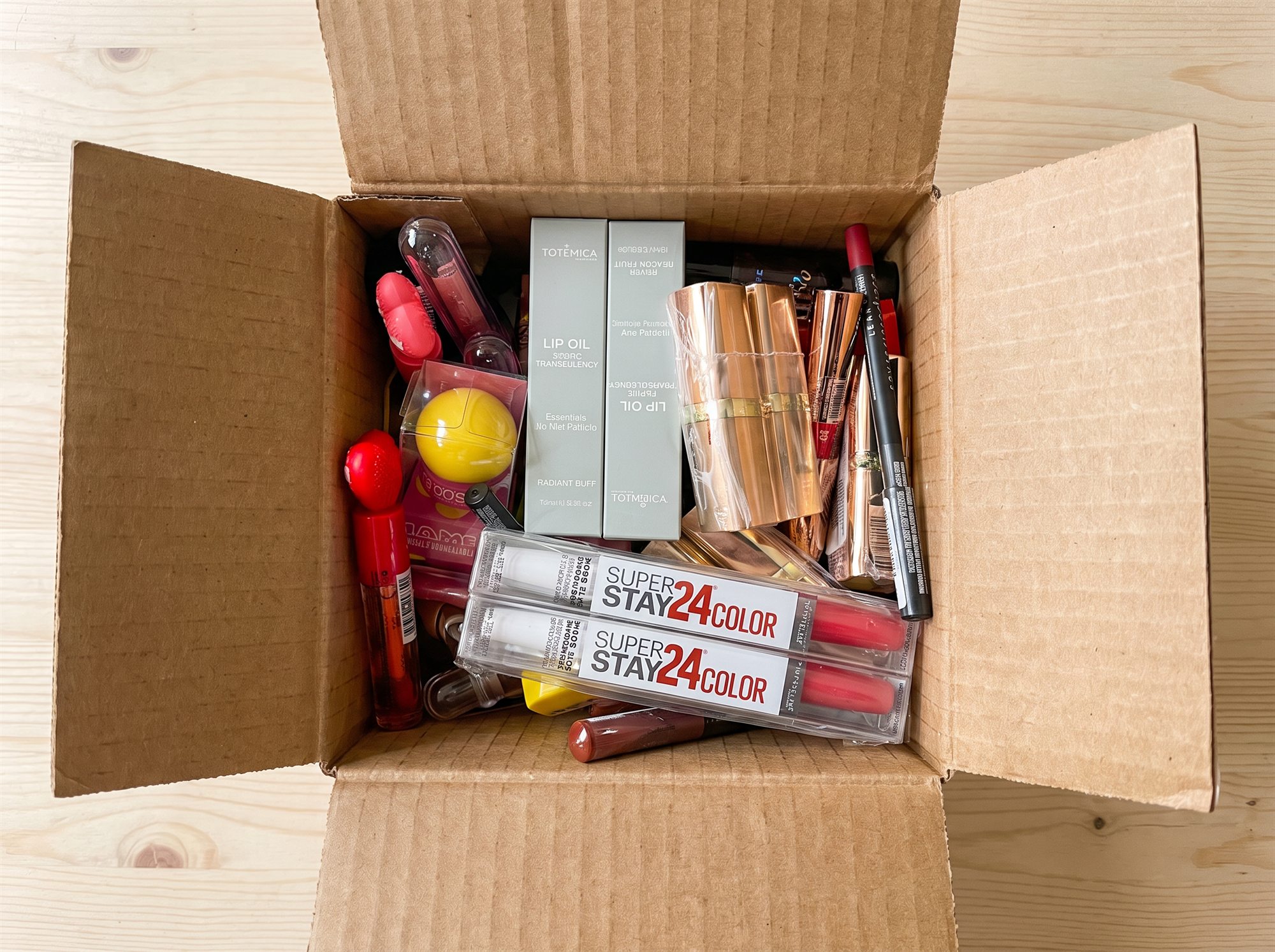 Caja mezclada abierta con labiales surtidos