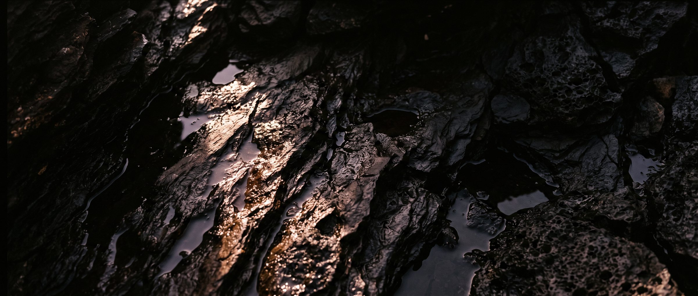 Piedra húmeda con luz rasante